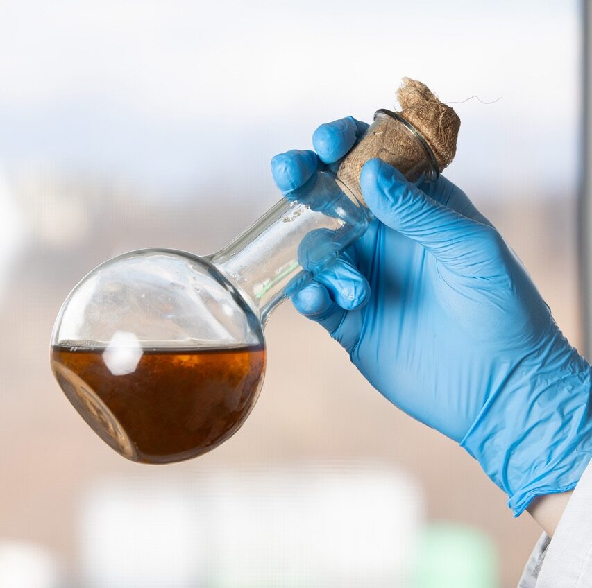 Які показники вимірюють співробітники лабораторії під час експертизи?